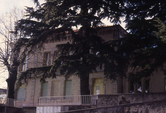 La maison des associations (anciennement la mairie-école)