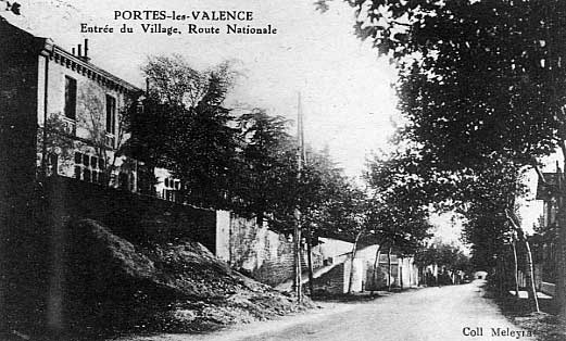 Entrée nord du village avec l'école-mairie (à gauche)