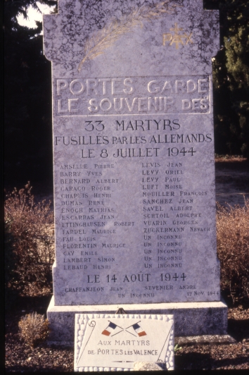 Le Monument aux Morts en mémoire des martyrs