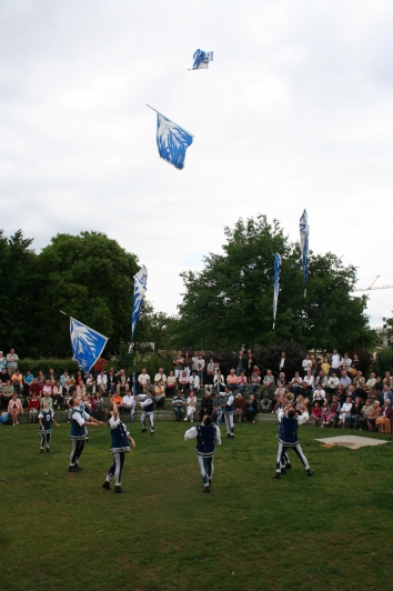 Les drapeaux volants lors des fêtes de mai