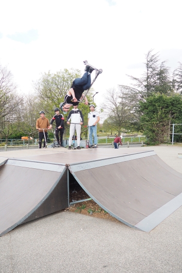 Trottinettes au skate park