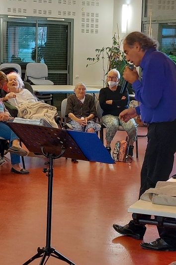 Petit concert de Christian Ortuno à l'Ehpad des Chênes.