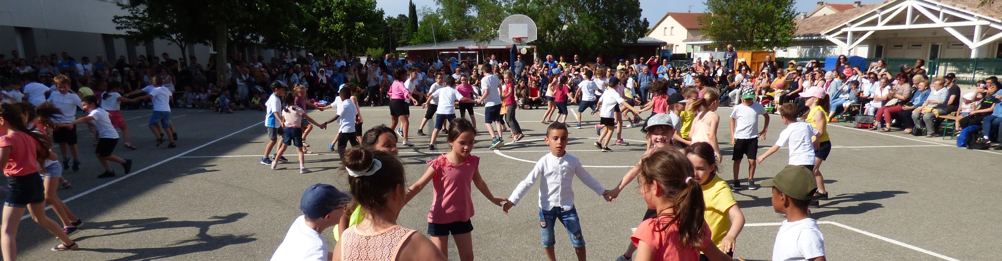 Dans la cour de l'école Joliot-Curie