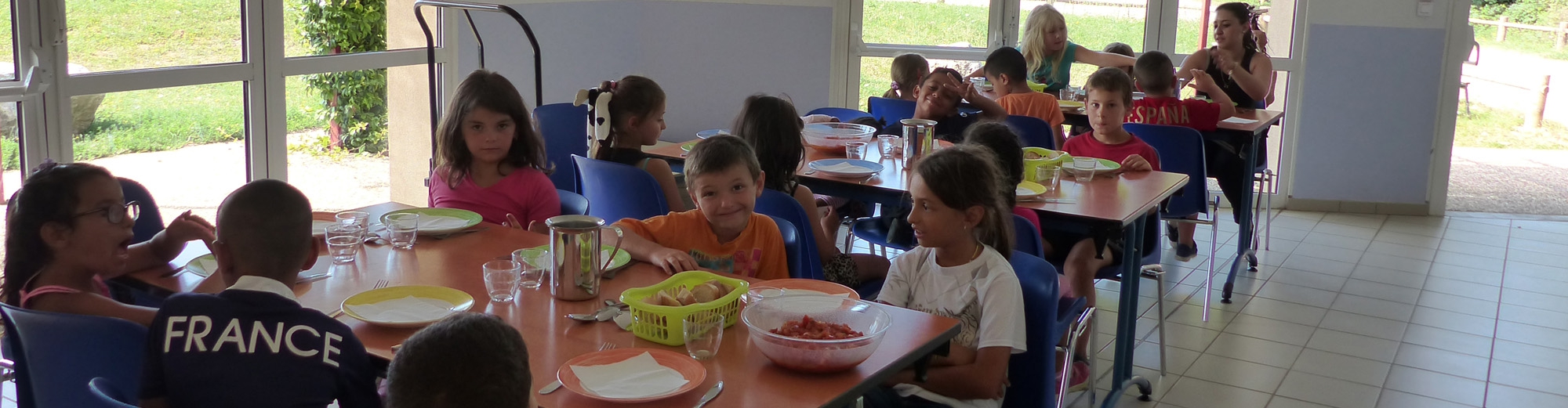 Déjeuner du centre de loisirs à la salle des Brulâts