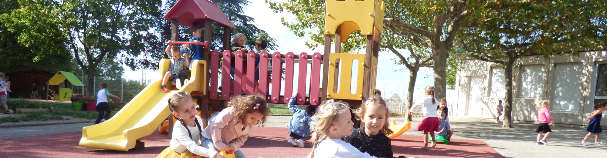 Dans la cour de l'école maternelle Voltaire