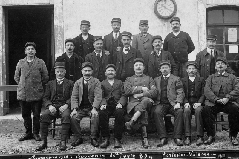 Le personnel de la gare SNCF de Portes