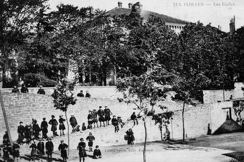 Eleves devant l'école de garcons et de filles