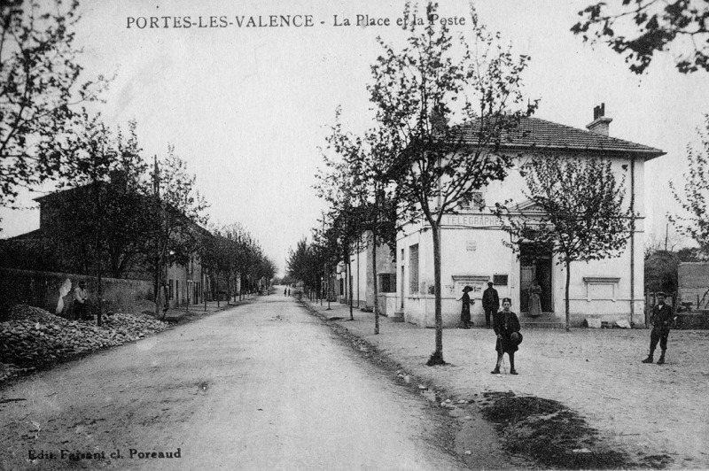 La place de la mairie et la poste