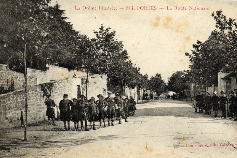 Devant la mairie-écoles