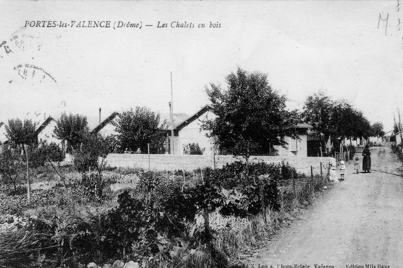 Les jardins devant les chalets en bois (logements cheminots)