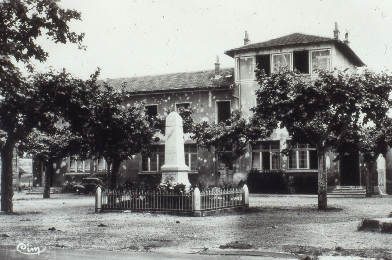 La mairie et le monument aux morts