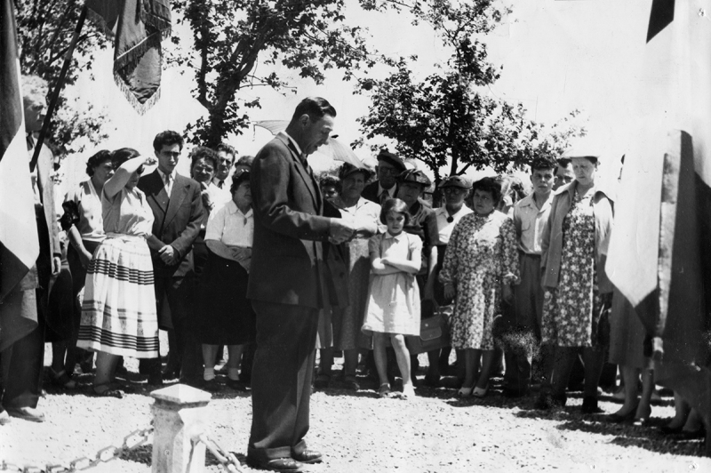 Commémoration aux monument morts (discours du maire G. Coullaud)