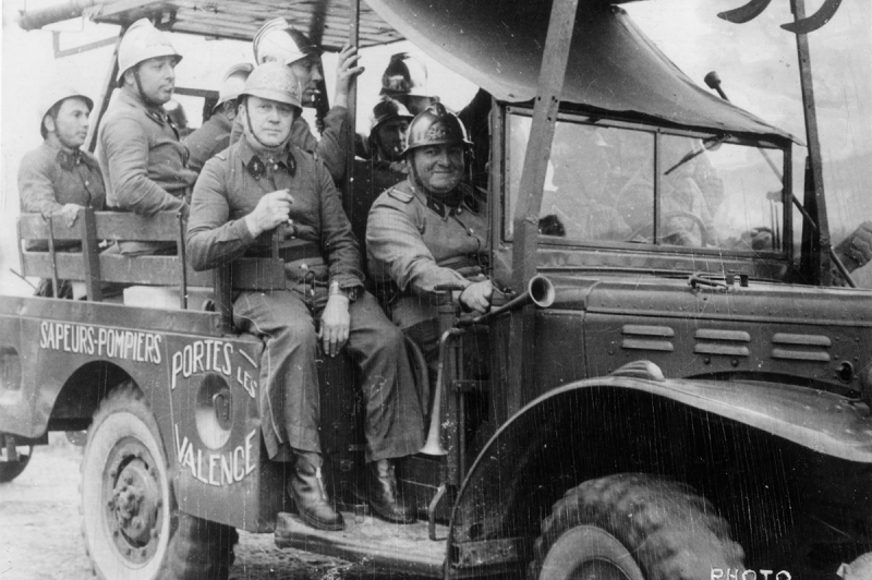 Les pompiers dans leur camion