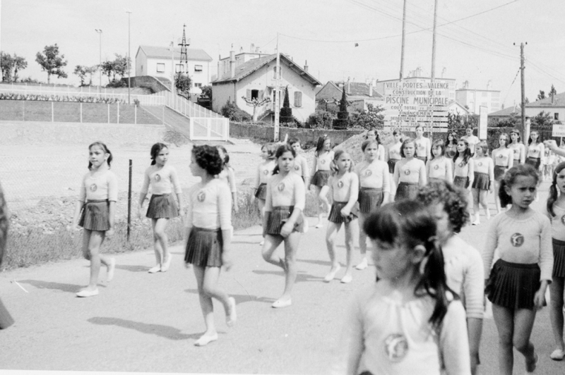 Défilé pour l'inauguration de la piscine