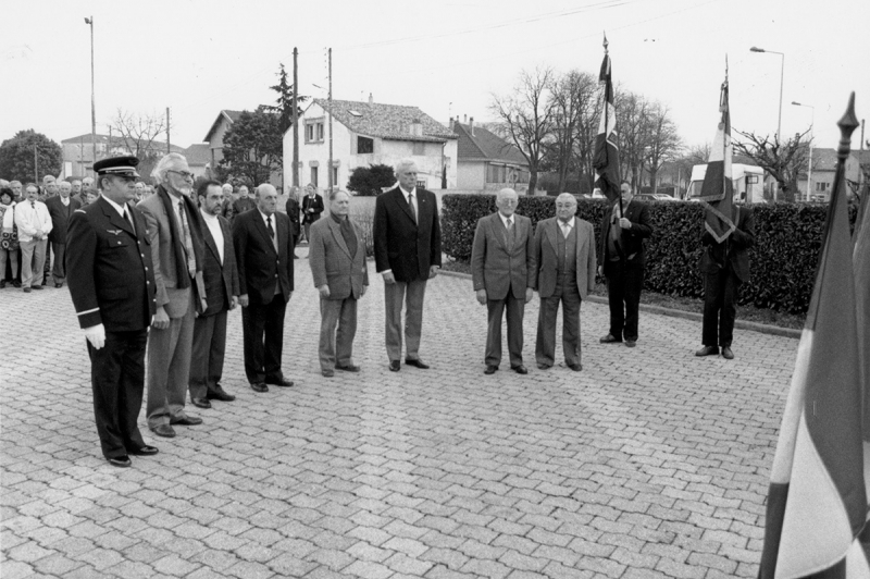 Recueillement devant le Monument aux Morts pour la cérémonie de l'Armistice