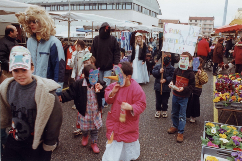 Carnaval du centre de loisirs sur le marché