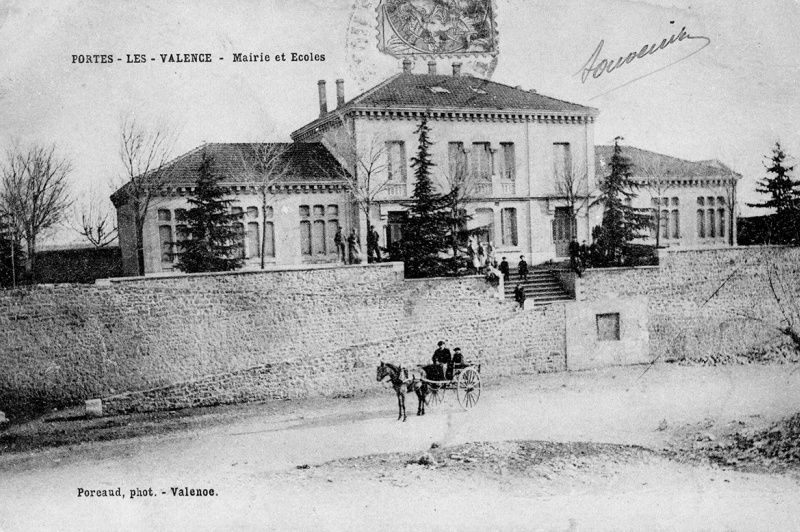 L'école et la mairie derrère la route principale