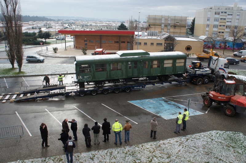 Déchargement du wagon du train théâtre