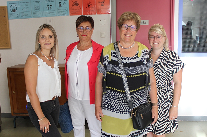 Les élus accompagnés de la nouvelle directrice de l'école maternelle Voltaire.