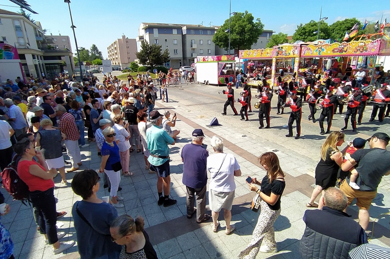 Apéritif sur le parvis de la mairie (foire de mai)