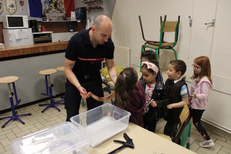 Les élèves de l'école maternelle Voltaire chez les pompiers