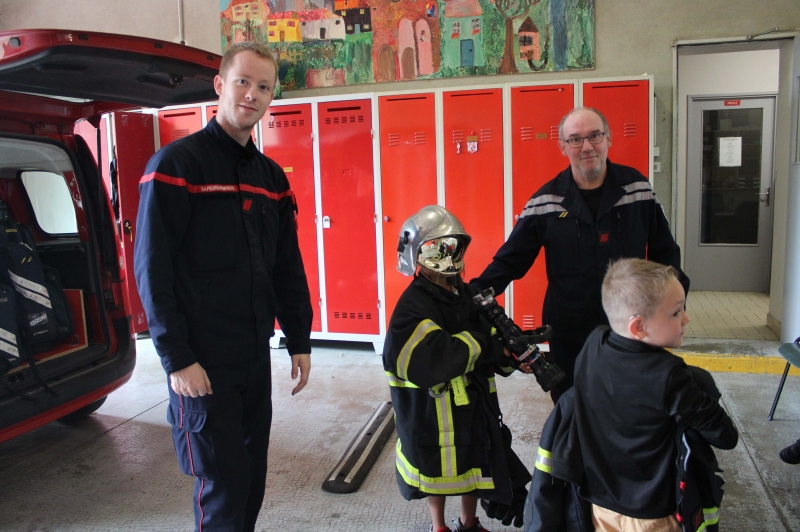 Les élèves de l'école maternelle Voltaire chez les pompiers