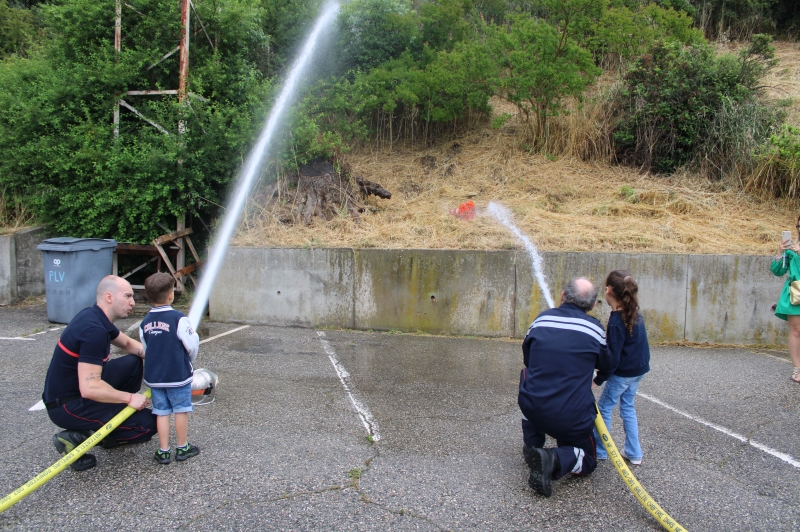 Les élèves de l'école maternelle Voltaire chez les pompiers