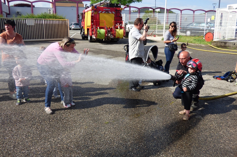 la crèche en visite chez les  pompiers