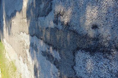 Route détériorée et projetion de gravillons